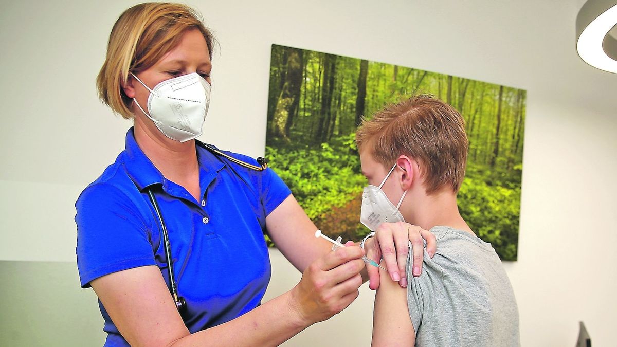 Očkování dětí 12+ proběhne hlavně v centrech. Pediatři nesouhlasí